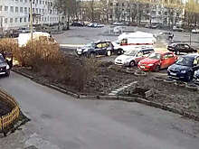 Угонщик скорой помощи в Карелии встретил полицейских в трусах и с лопатой