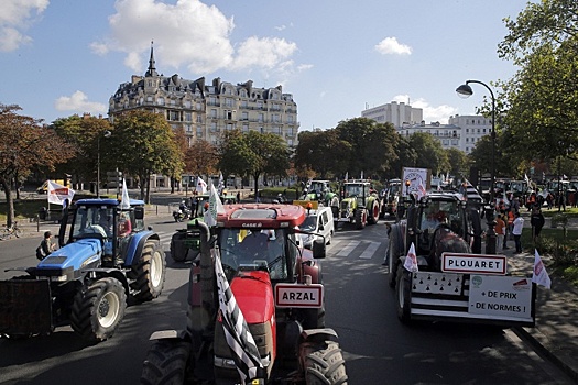 Разгневанные трактористы заблокировали центр Парижа