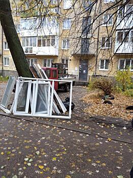 В Балтийске начали устанавливать окна в доме на улице Ушакова