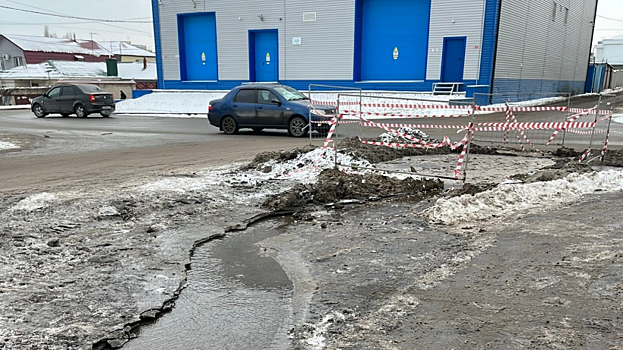 В центре Саратова коммунальный «ручей» начал подтапливать дома