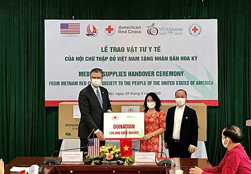 Вьетнам пожертвовал 420 000 медицинских масок Американскому Красному Кресту