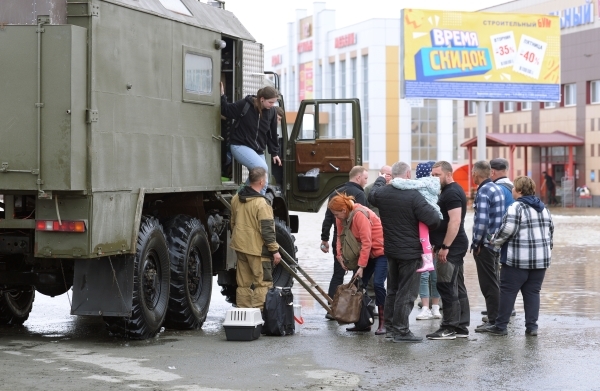 Губернатор Тюменской области поручил начать эвакуацию из возможных зон затопления