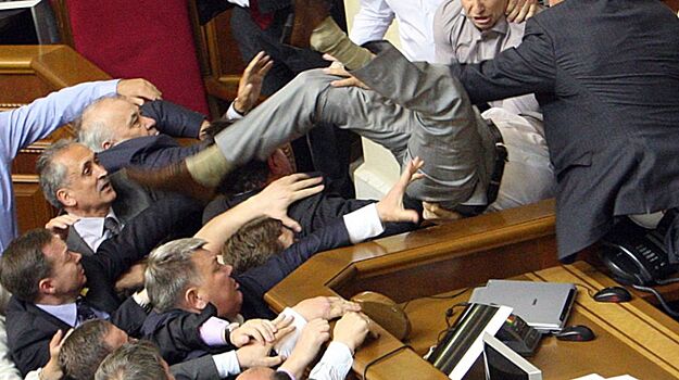 Протестующие предприниматели пытались ворваться в здание Верховной Рады в Киеве