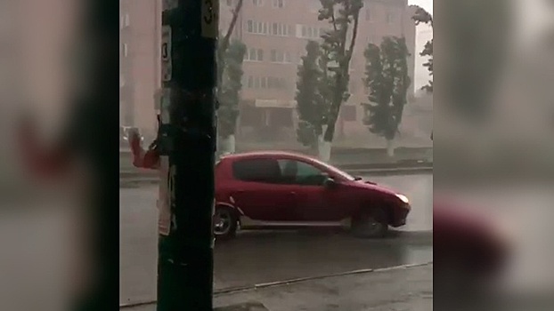 В Северной Осетии мощный ураган сдувает автомобили: видео