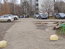 Установленные полусферы на тротуаре в районе школы №54 в Курске передвинули