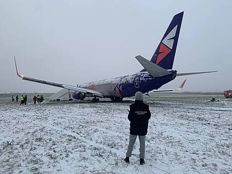 Пассажирский Boeing выкатился за пределы ВПП при посадке в Перми