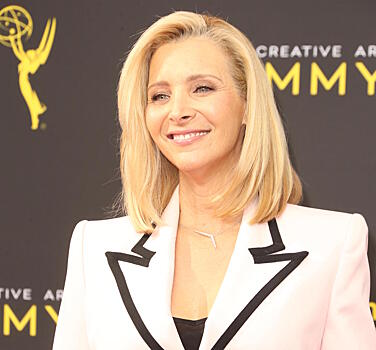 Элегантные украшения и счастливая улыбка: постаревшая звезда «Друзей» появилась на обложке глянца