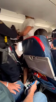 Американца высадили с самолета за попытку открыть дверь во время полета