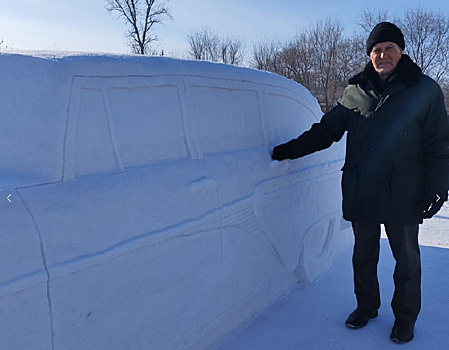 Пенсионер из Константиновки создает автомобильную эпоху из снега