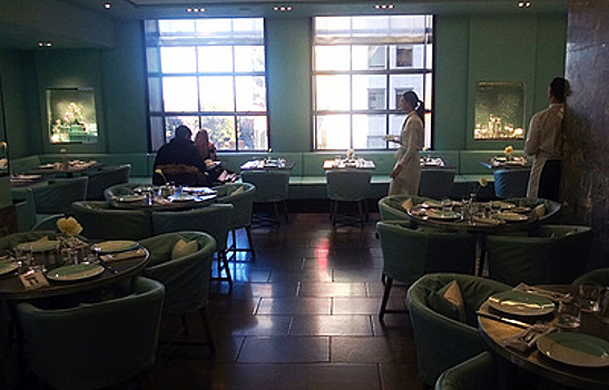 Позавтракать у "Тиффани": знаменитый ювелирный дом открыл в Нью-Йорке свое первое кафе