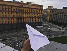 Полетели! Россияне запустили бумажные самолетики в поддержку свободы интернета