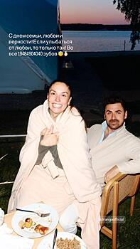 Агата Муцениеце поделилась редким фото с возлюбленным Петром Дрангой в День семьи, любви и верности