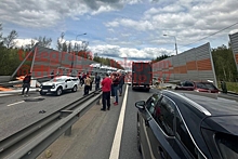 Автокран на полном ходу снес мост в Подмосковье