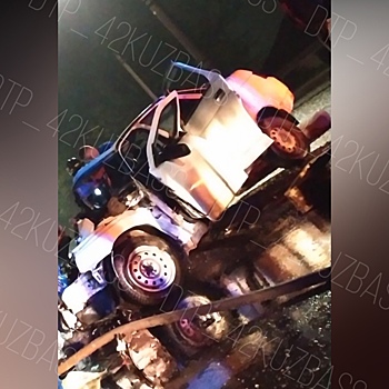 Смяло кабину: грузовик и легковой автомобиль столкнулись в Кузбассе