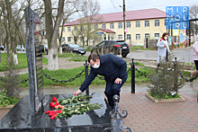 В десятую годовщину двойного теракта мэр Кизляра возложил цветы к памятнику погибшим