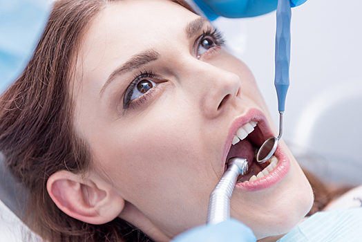 Скребок и ирригатор: стоматолог объяснил, почему щетки недостаточно