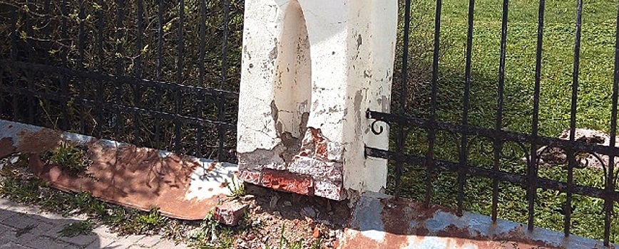 Ограда Ярославова Дворища может упасть и требует срочного ремонта
