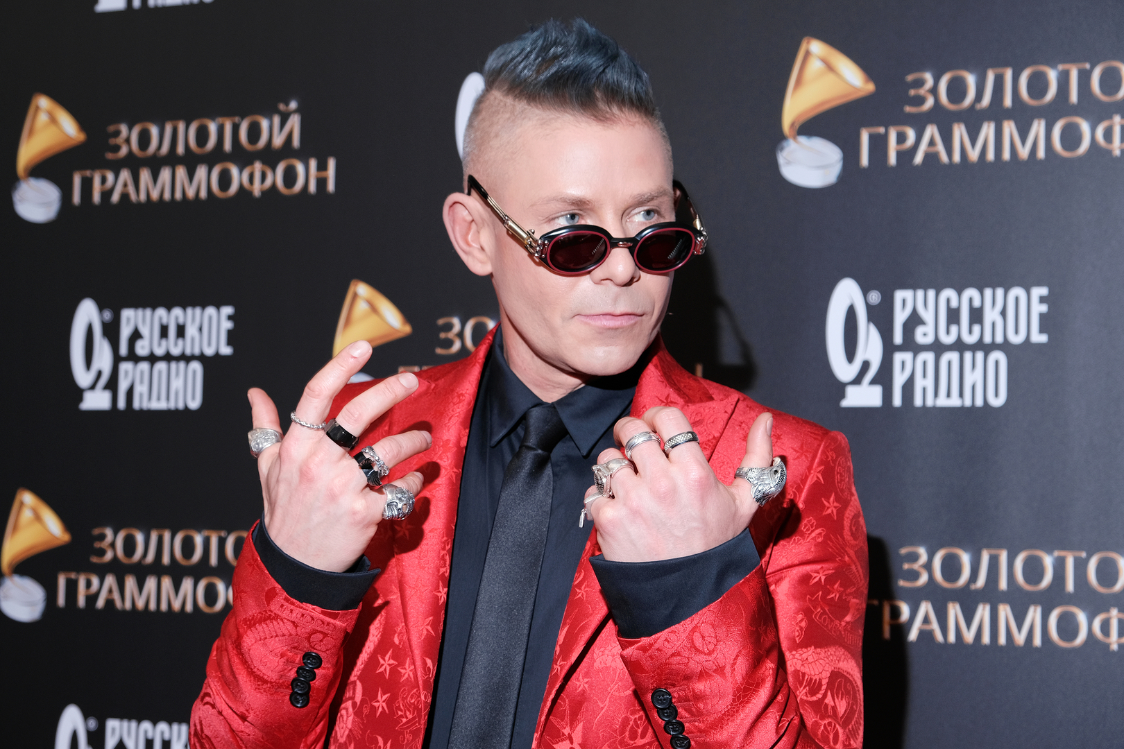 «Я очень сильно заикался»: Митя Фомин рассказал о травле в школе