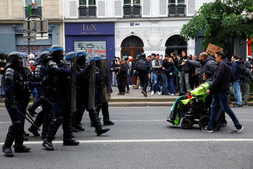 РИА Новости: полиция Парижа применила дубинки против участников митинга на 1 Мая