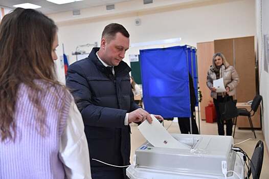 Саратовские губернатор и мэр проголосовали на выборах президента после открытия участков
