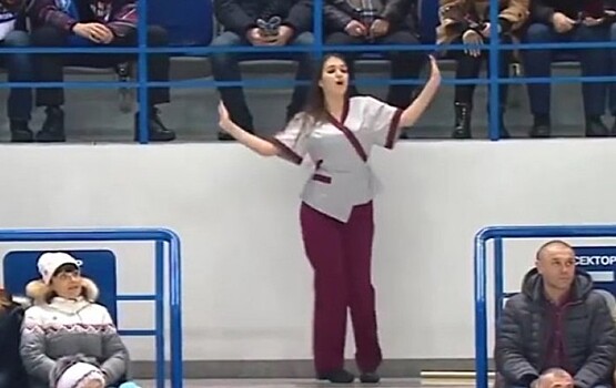 Танец со шваброй! Как и почему уборщица зажгла на матче «Амура»