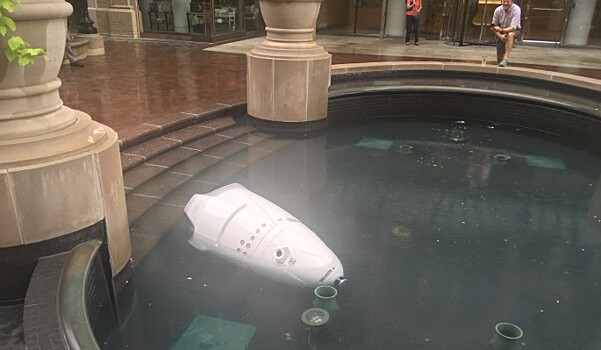 Робот-охранник утопился в бассейне