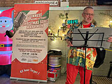 NYP: британец 42 часа подряд пел рождественские песни и установил рекорд