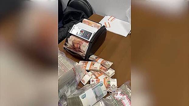 Набитый деньгами черный чемодан из сгоревшей почты в российском регионе попал на видео