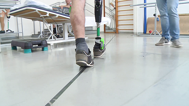 Человеку впервые установили протез ноги с сенсорной обратной связью