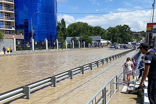 Урал и Сибирь изнывают от жары, а побережье Черного моря затопило