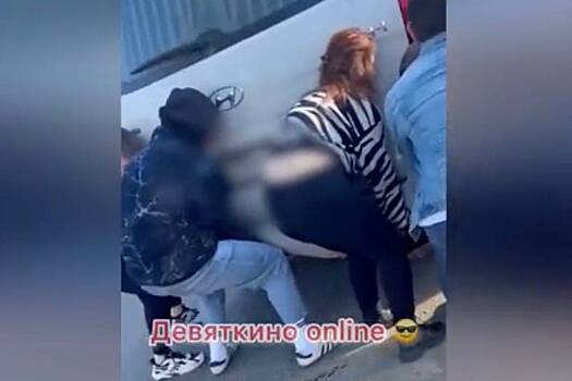 Россияне подняли микроавтобус ради спасения пешехода и попали на видео