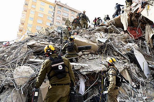 МЧС: российские спасатели нашли $150 тысяч наличными под завалами дома в Турции