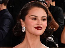 Селена Гомес вышла на публику в мини-платье с глубоким декольте