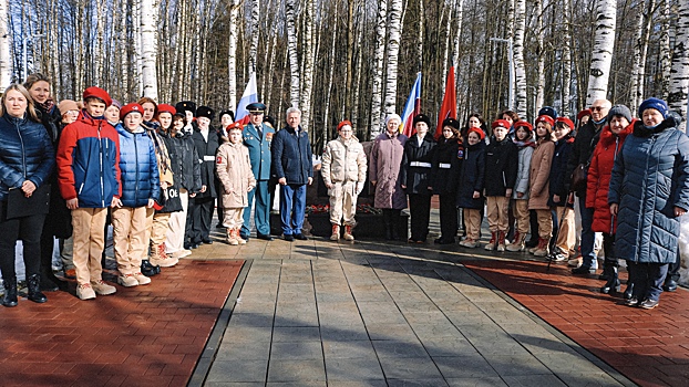 Возложение цветов к памятному знаку «Защитникам Отечества» состоялось в поселении Киевский