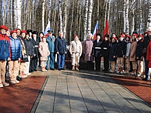 Возложение цветов к памятному знаку «Защитникам Отечества» состоялось в поселении Киевский