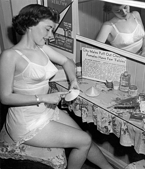 1940-е годы. Типичное белье для этого времени — бюстгальтер, трусики и нижняя юбка. 