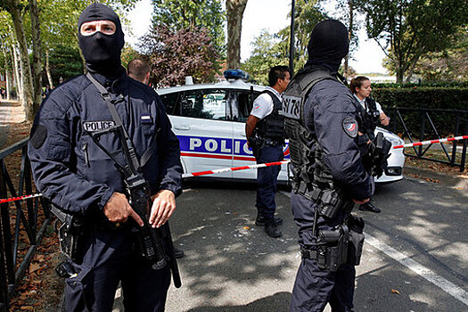 Во Франции вооруженный ножом мужчина напал на офицера в отделе полиции