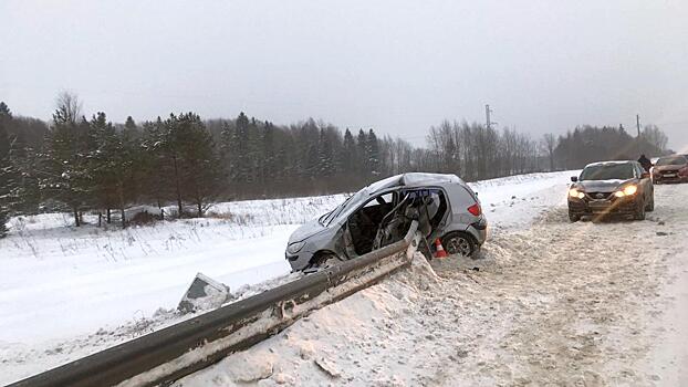 Женщина врезалась в металлический отбойник на трассе в Вологодском районе