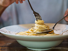 Волос в ресторанной еде: что делать и куда жаловаться