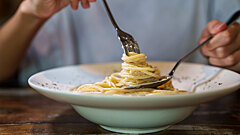 Волос в ресторанной еде: что делать и куда жаловаться