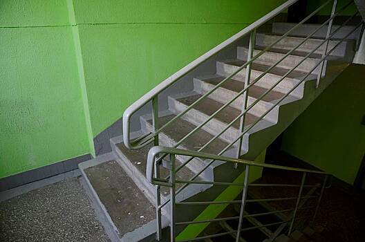 Россиянам напомнили о штрафах за оставленную в подъезде обувь