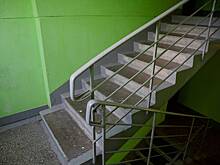 Россиянам напомнили о штрафах за оставленную в подъезде обувь