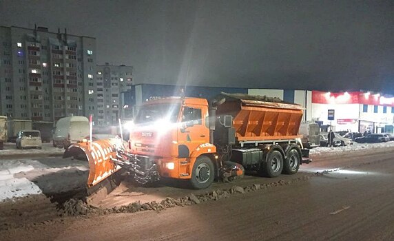 В Курске 74 единицы техники расчищают дороги и тротуары от снега