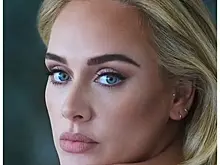 Снова счастлива! Певица Адель объявила о помолвке на своем концерте