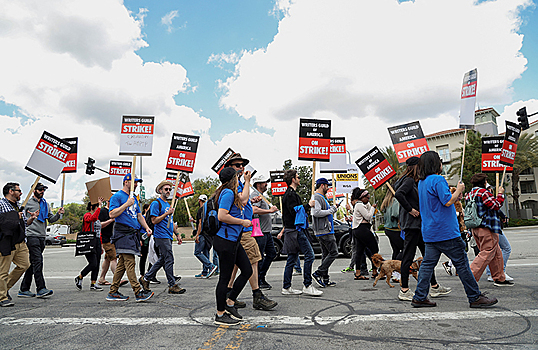 Голливудские киностудии начинают переговоры с бастующими сценаристами
