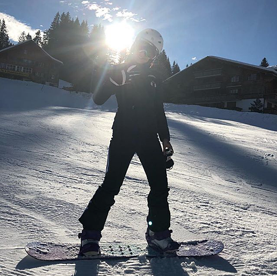 Тина Канделаки каталась на сноуборде в Швейцарии.