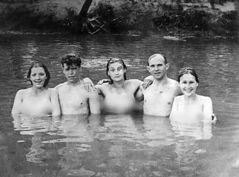 Комсомольцы завода Стандартбетон купаются в Москва-реке, 1940.  