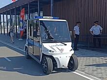 Мини-электрокары начали патрулировать набережную и парки Новосибирска