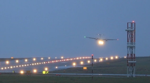 Ветер сносил самолёты во время посадки