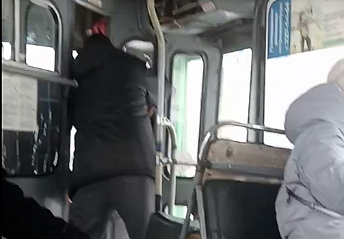 «Пол вываливается наружу»: новосибирцы жалуются на состояние троллейбусов